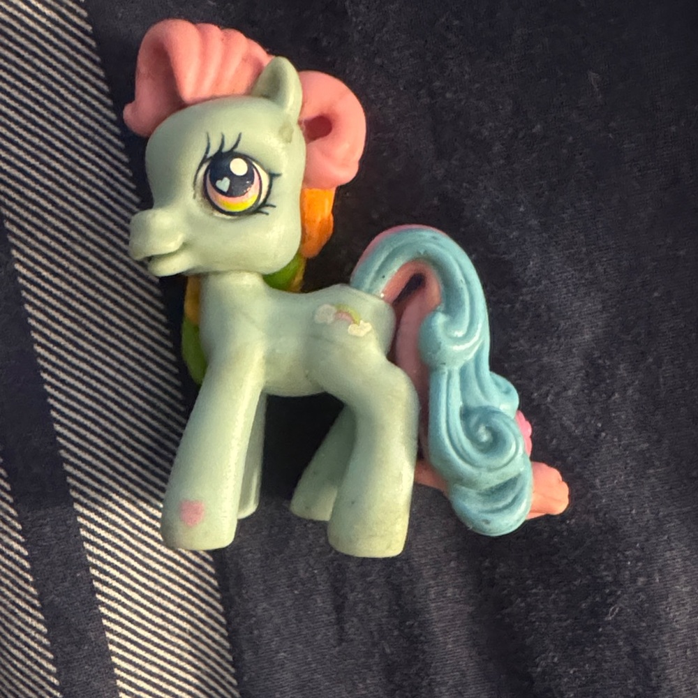 Hasbro 2006 My Little Pony G3 Ponyville Rainbow Dash 2" mini figure.